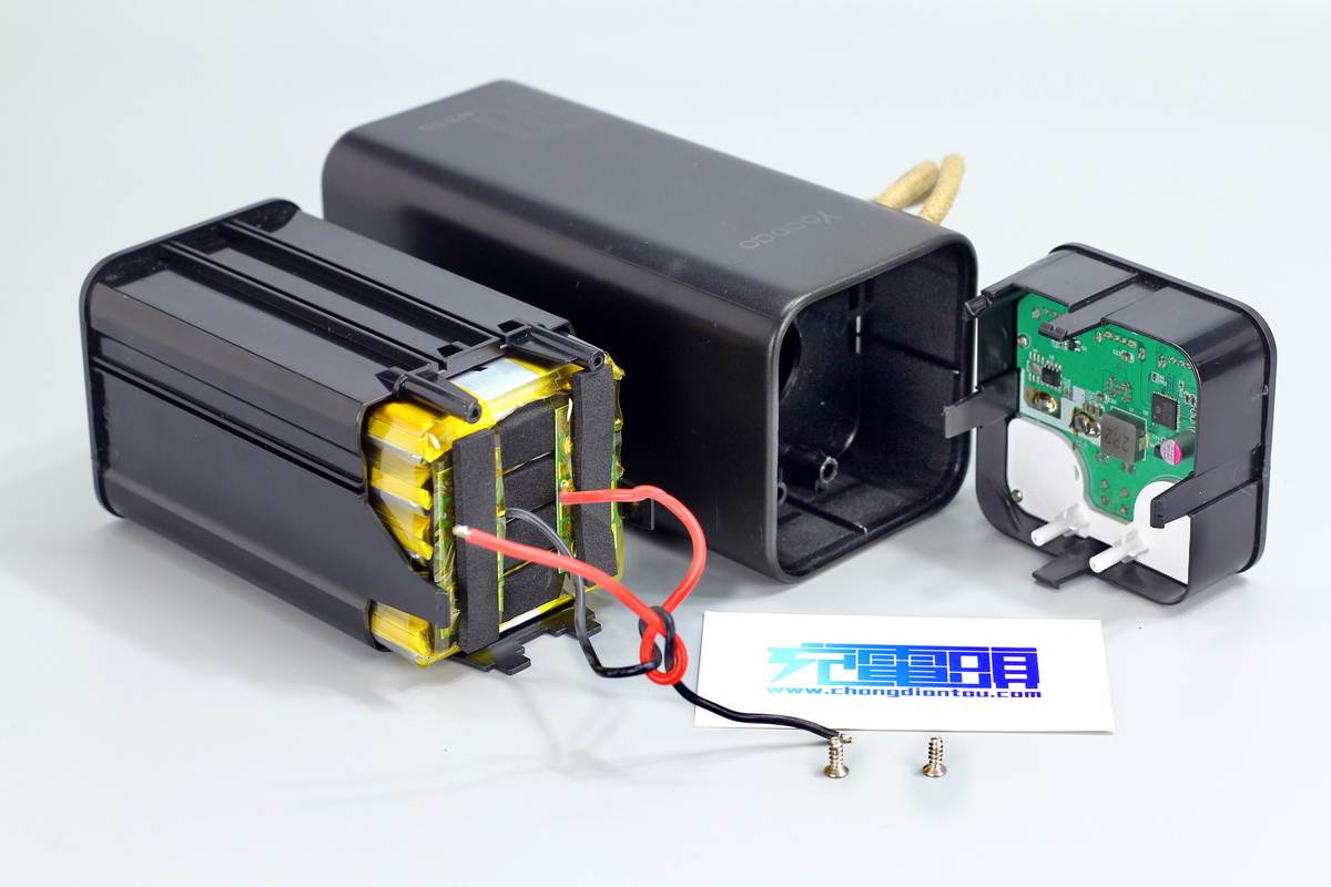 拆一款巨无霸移动电源，充一次电用一周，看看用料做工怎么样