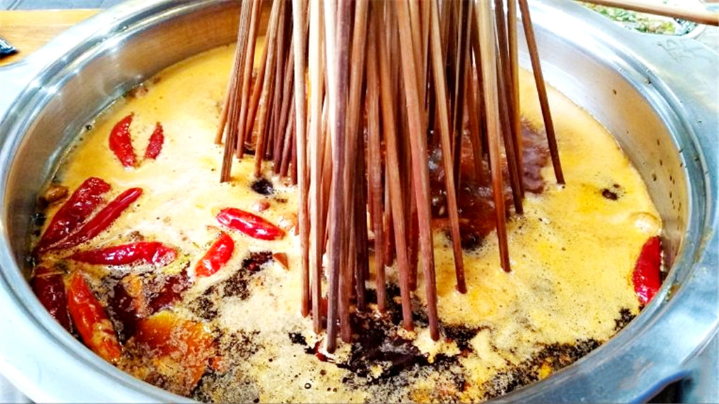 在成都火了10多年的“厕所串串 ”，它的鼻祖，原来在这个巷子里