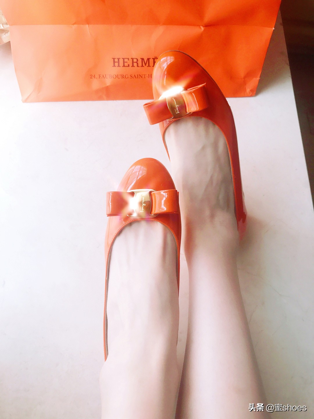 菲拉格慕的糖果色粗跟鞋，妥妥的少女感，夏季最靓丽的搭配就属它