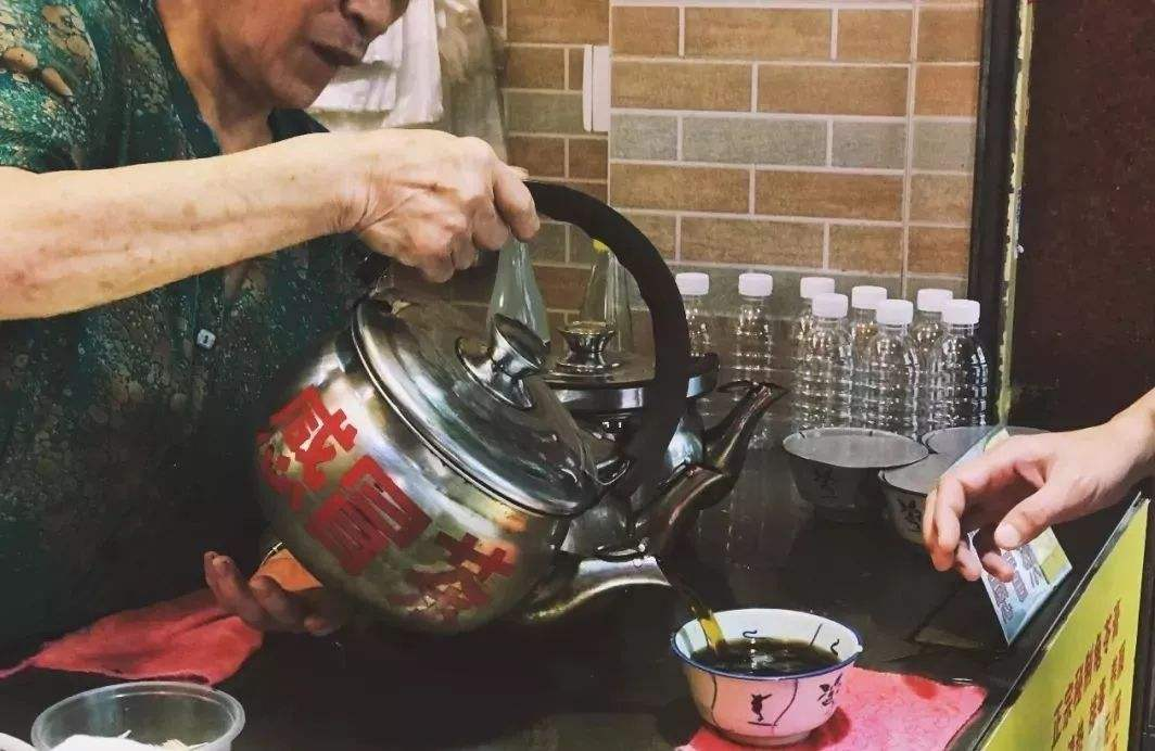 3天销量突破10万单，王老吉新品定价超原版3倍，收入曾1年跌26亿