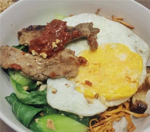 自制烤肉拌饭，用料多，好吃健康卫生，低脂多吃身材不走样！