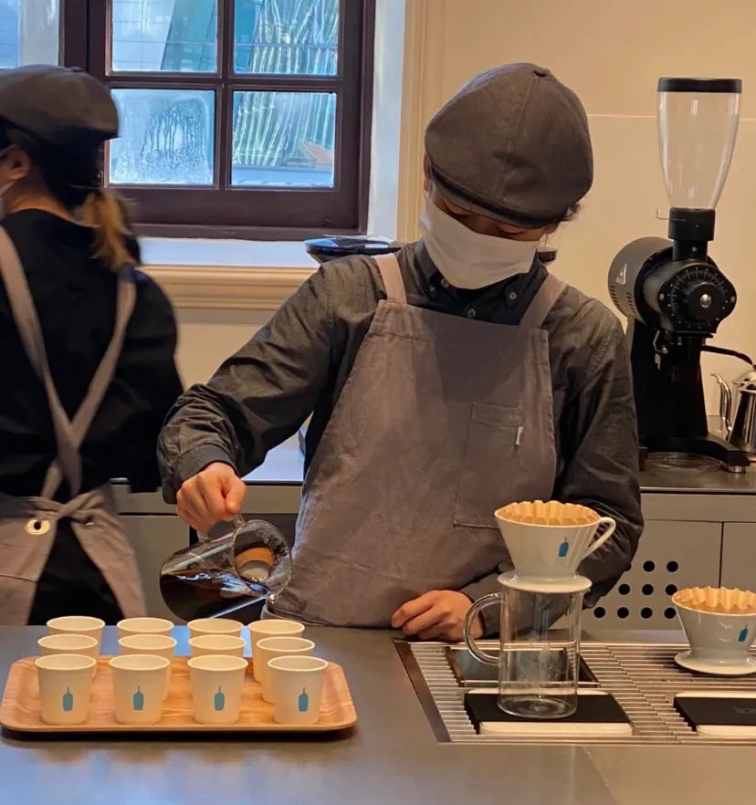 一杯咖啡46元，蓝瓶咖啡“内地首店”排疯了