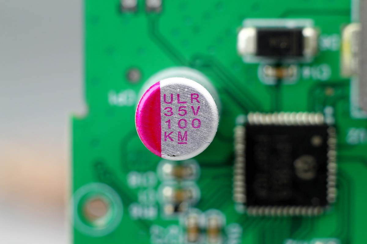 拆一款巨无霸移动电源，充一次电用一周，看看用料做工怎么样