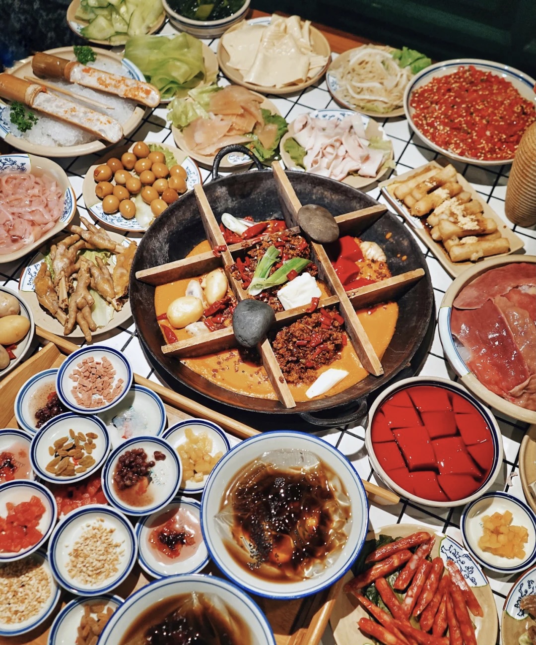 重庆美食，洪崖洞旁热榜NO.1的老火锅，重庆排名第一的火锅