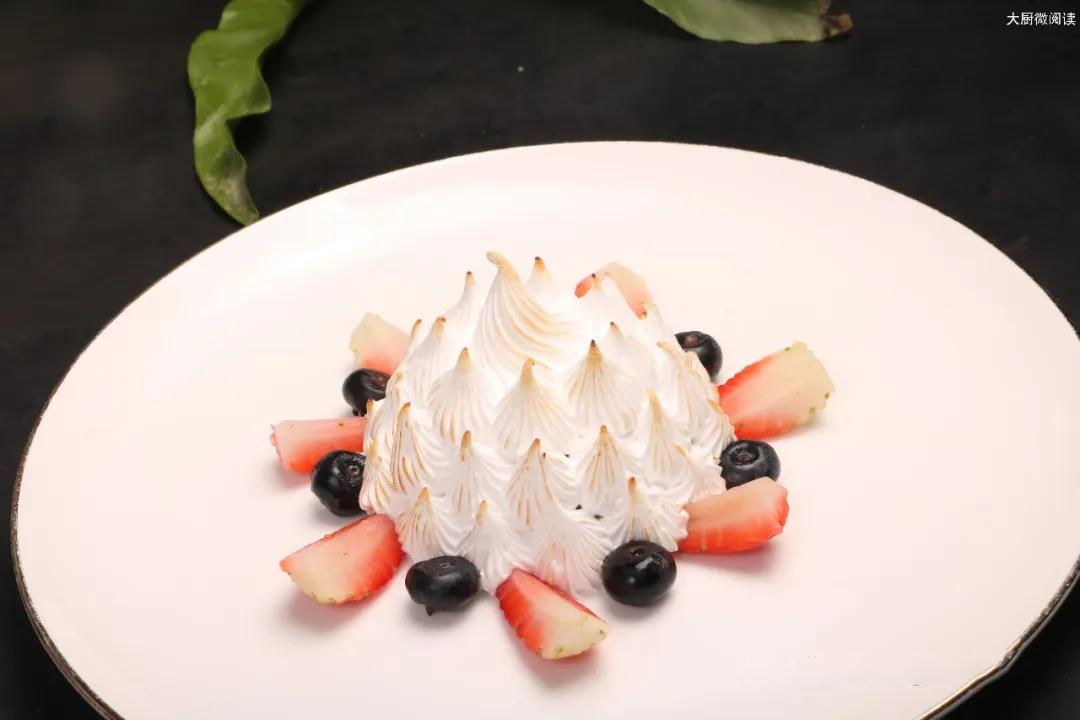 火焰冰淇淋吃过吗？上桌时火焰升腾，外热内冷，酒香扑鼻