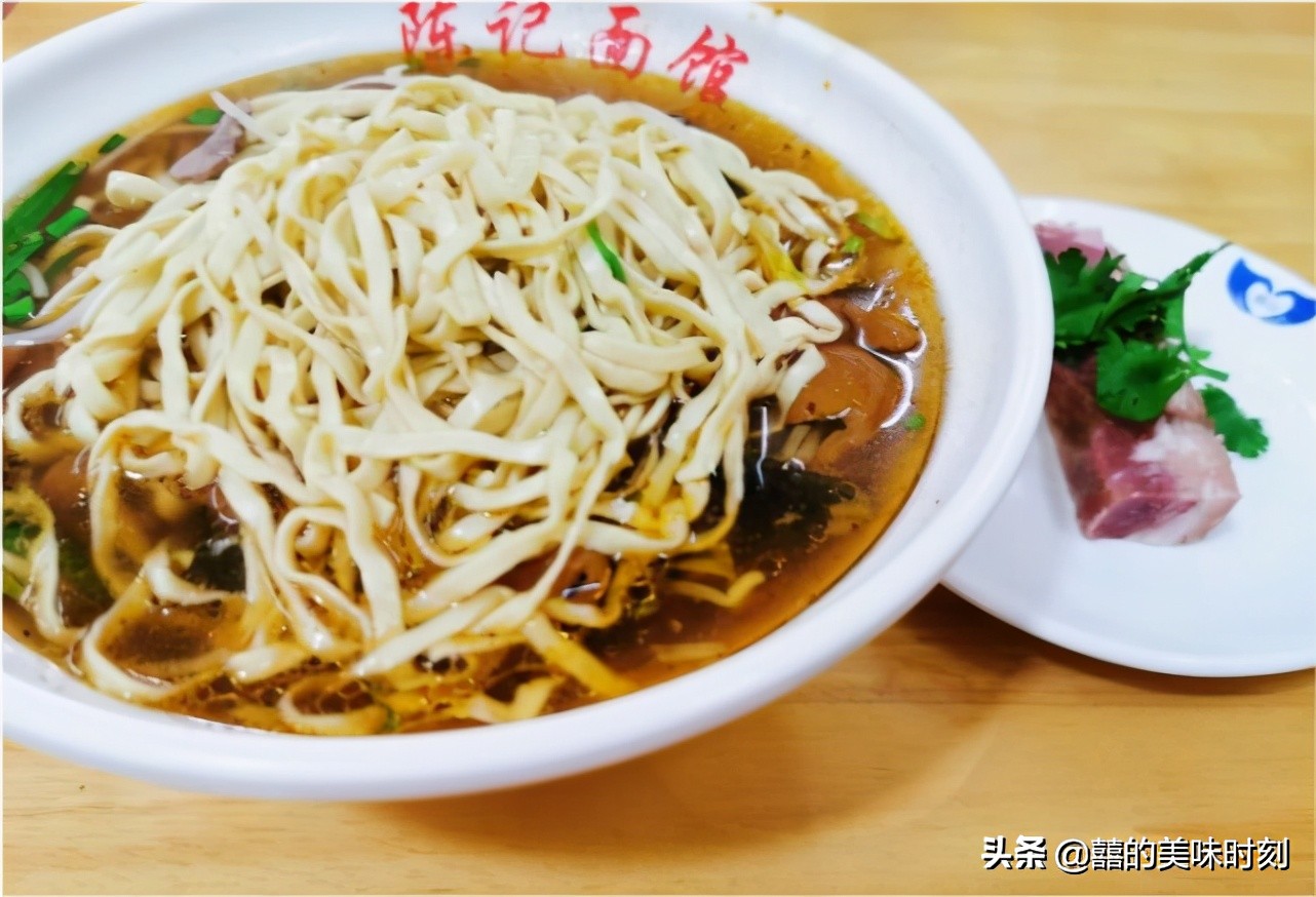 镇江只有8张桌子的小店，肥肠面20元1碗，配一块臭干简直绝了