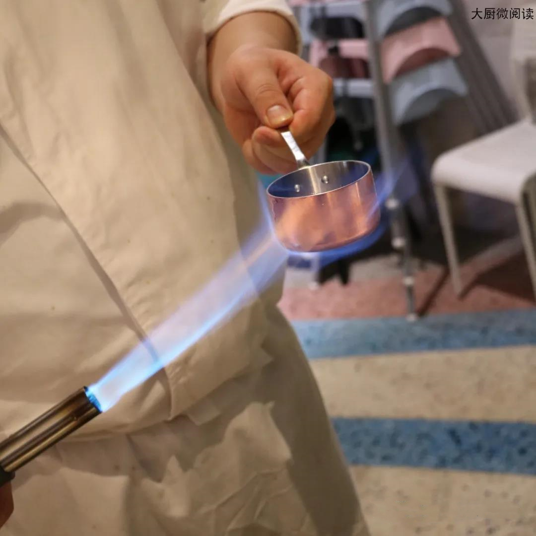 火焰冰淇淋吃过吗？上桌时火焰升腾，外热内冷，酒香扑鼻