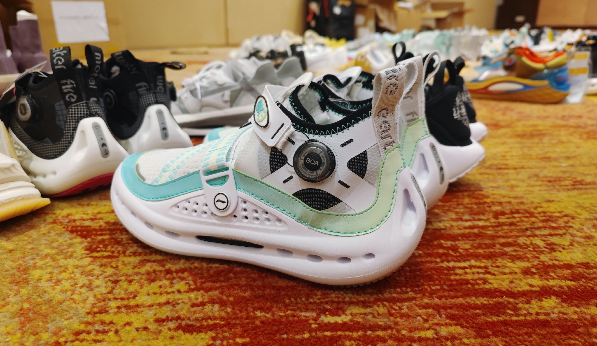 李宁又去走秀了！韦德9代休闲版曝光，烈骏6代来袭，产品很惊艳