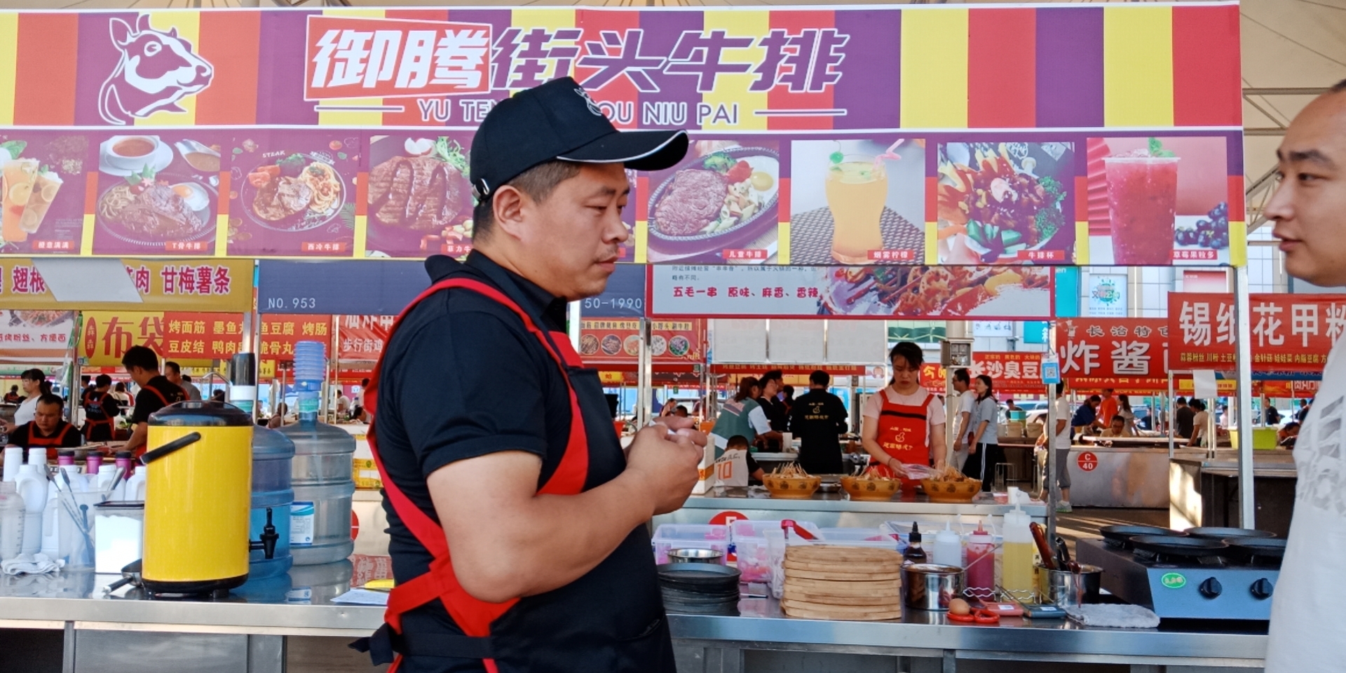 高性价比的街头牛排加盟费用就得这样：除了接待顾客，其他都包含