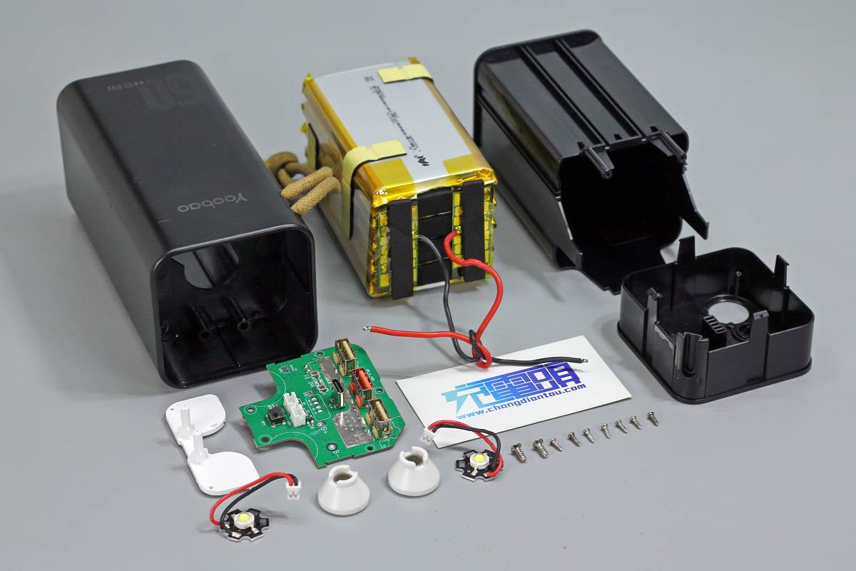 拆一款巨无霸移动电源，充一次电用一周，看看用料做工怎么样