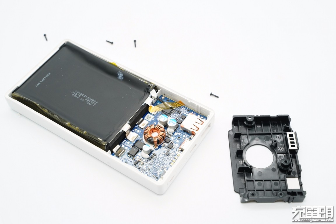 华为66W超级快充移动电源拆解，小巧精致，内部用料做工一流