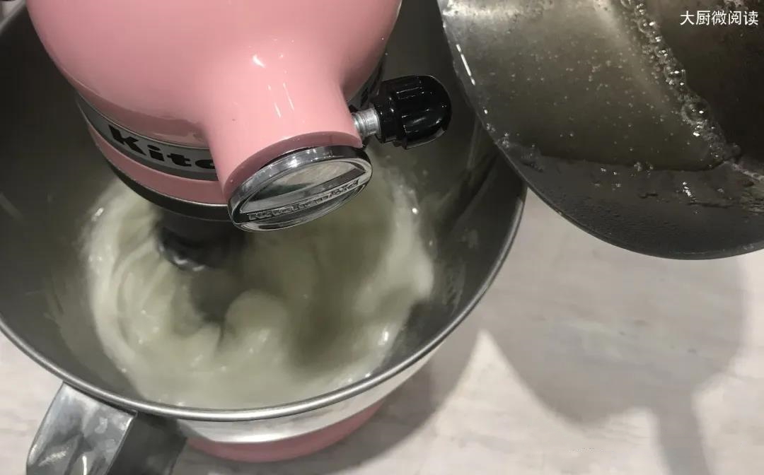 火焰冰淇淋吃过吗？上桌时火焰升腾，外热内冷，酒香扑鼻