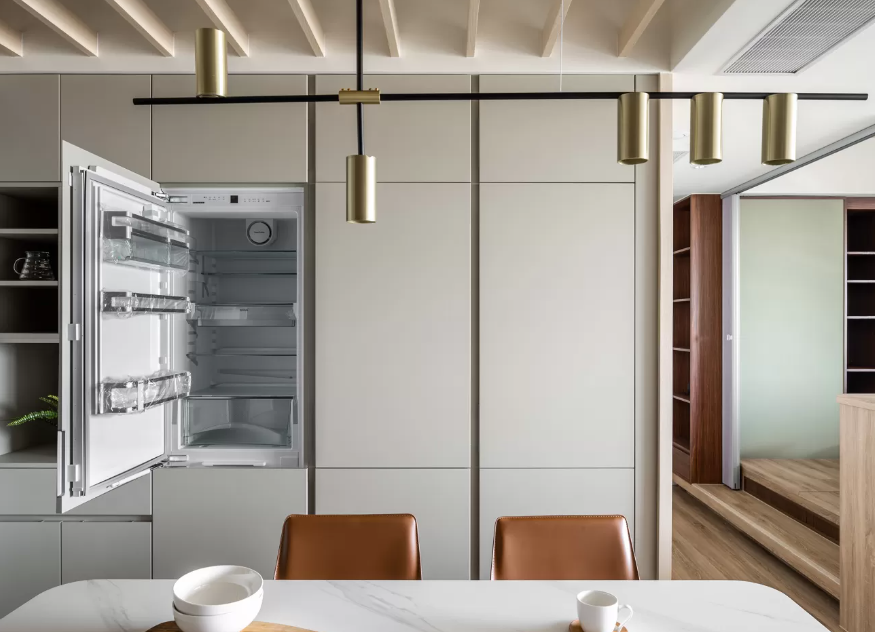 有钱人都给餐边柜内部做隐形冰箱了，好看又不占空间，羡慕