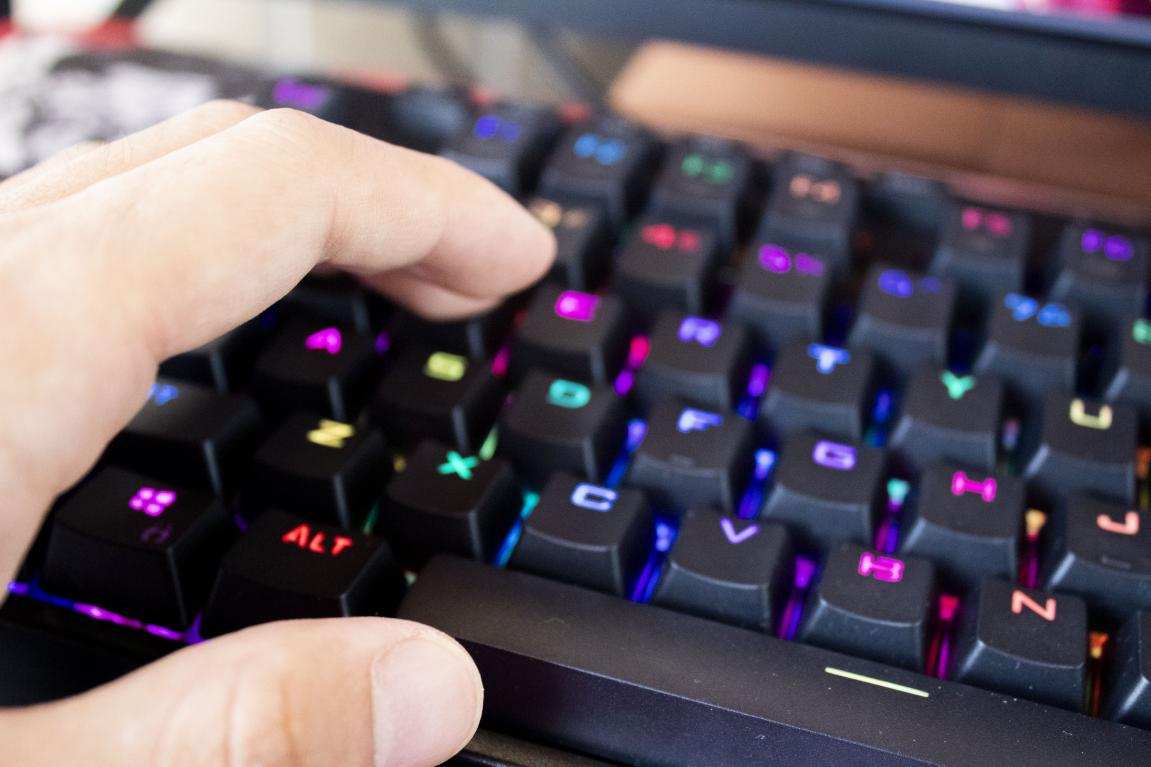 超频三GI801 RGB机械键盘：可换轴，6组自定义宏录制