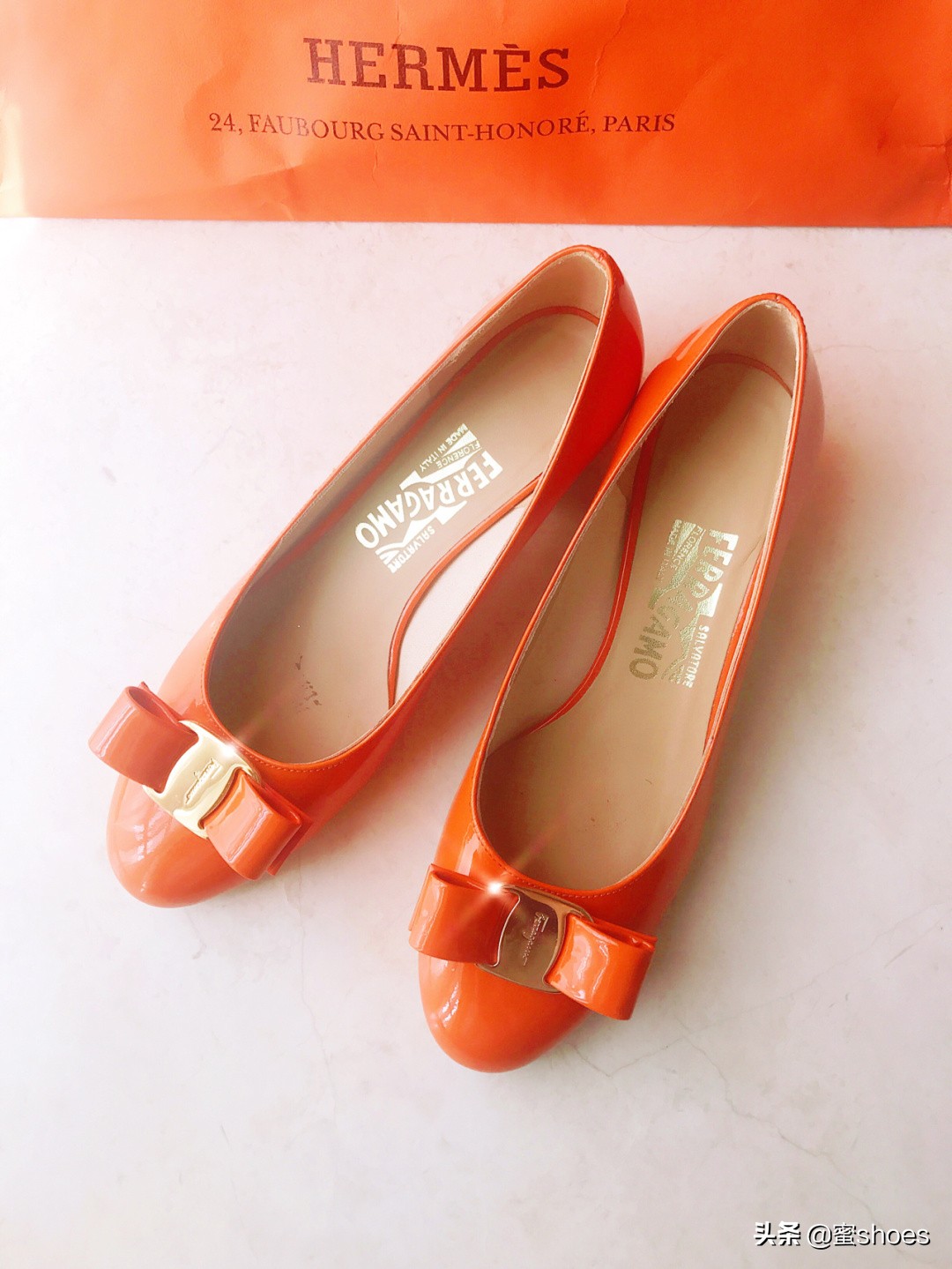 菲拉格慕的糖果色粗跟鞋，妥妥的少女感，夏季最靓丽的搭配就属它