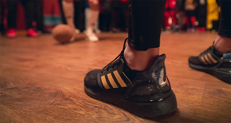 阿迪新春款秒杀我！易烊千玺和彭于晏穿同款，我竟无法评判谁更帅