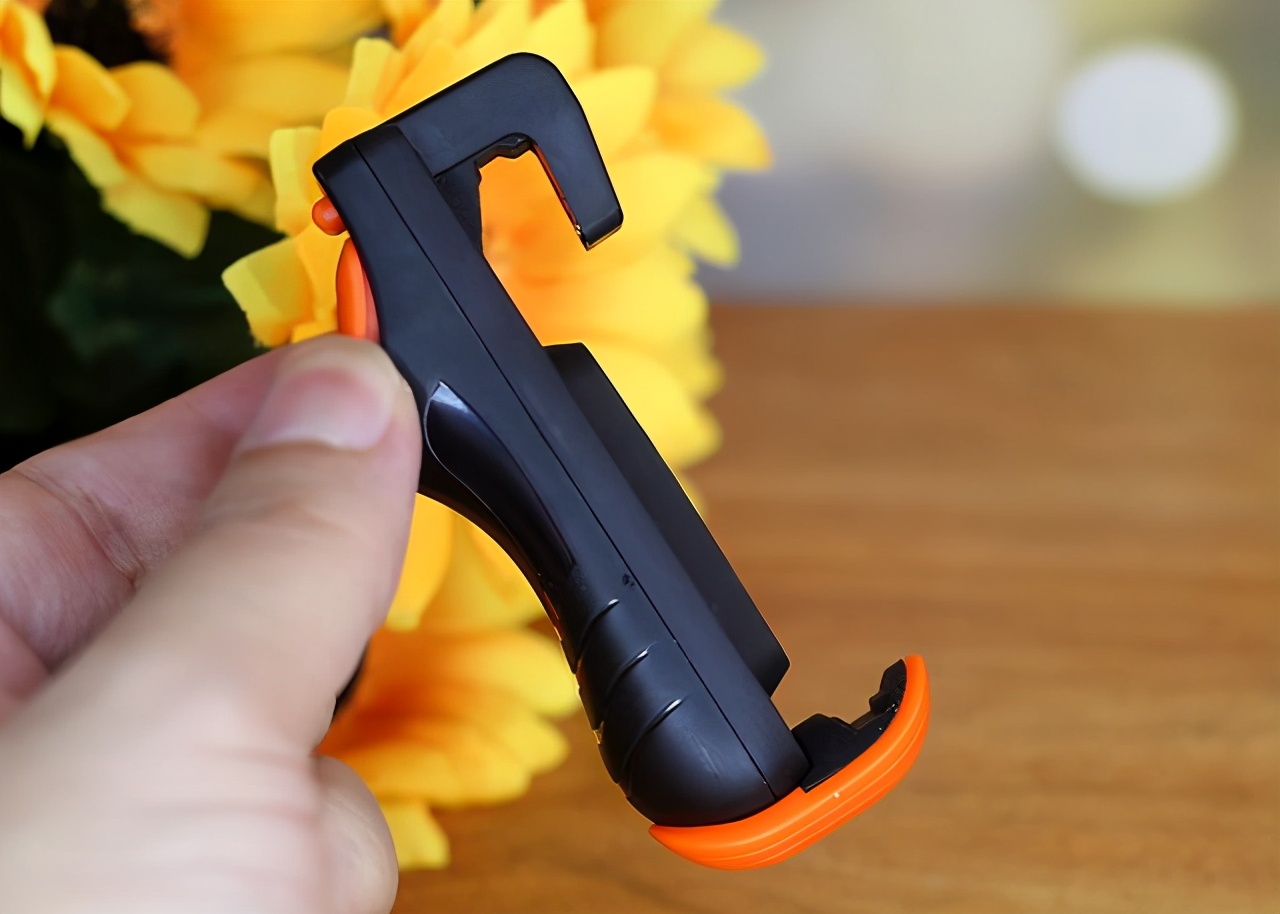 单击变连发，莱仕达PXN-P1手游连点器助力吃鸡