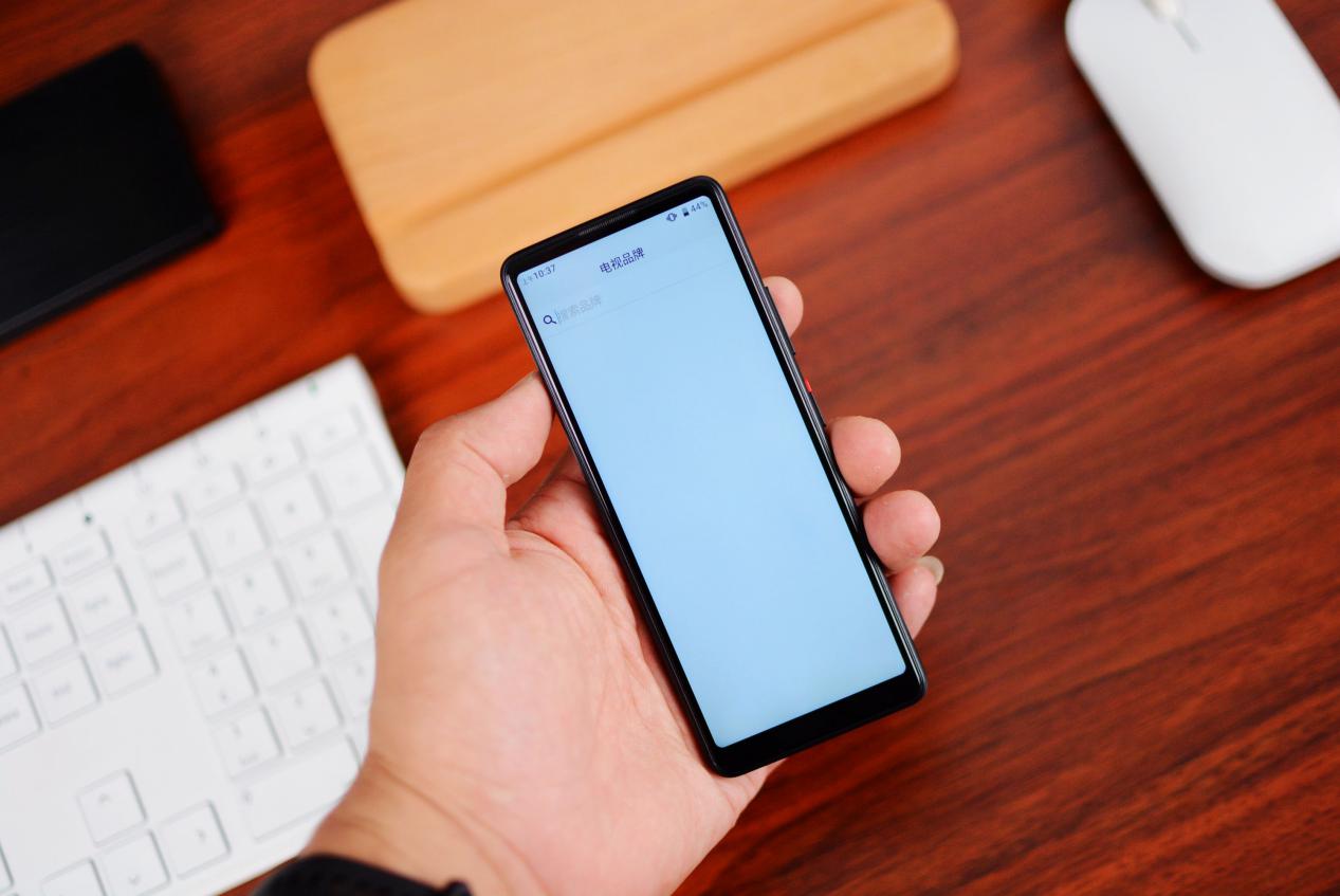 小米有品上线就爆款的全面屏手机：5英寸屏幕+修长机身，499元