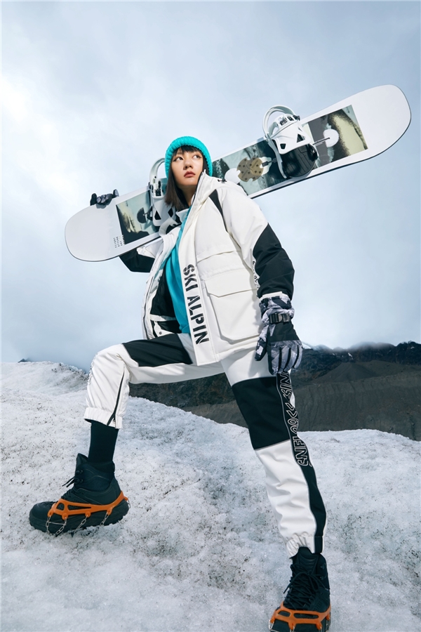 防寒保暖硬核担当，雪中飞发布高峰滑雪系列“解冻服”