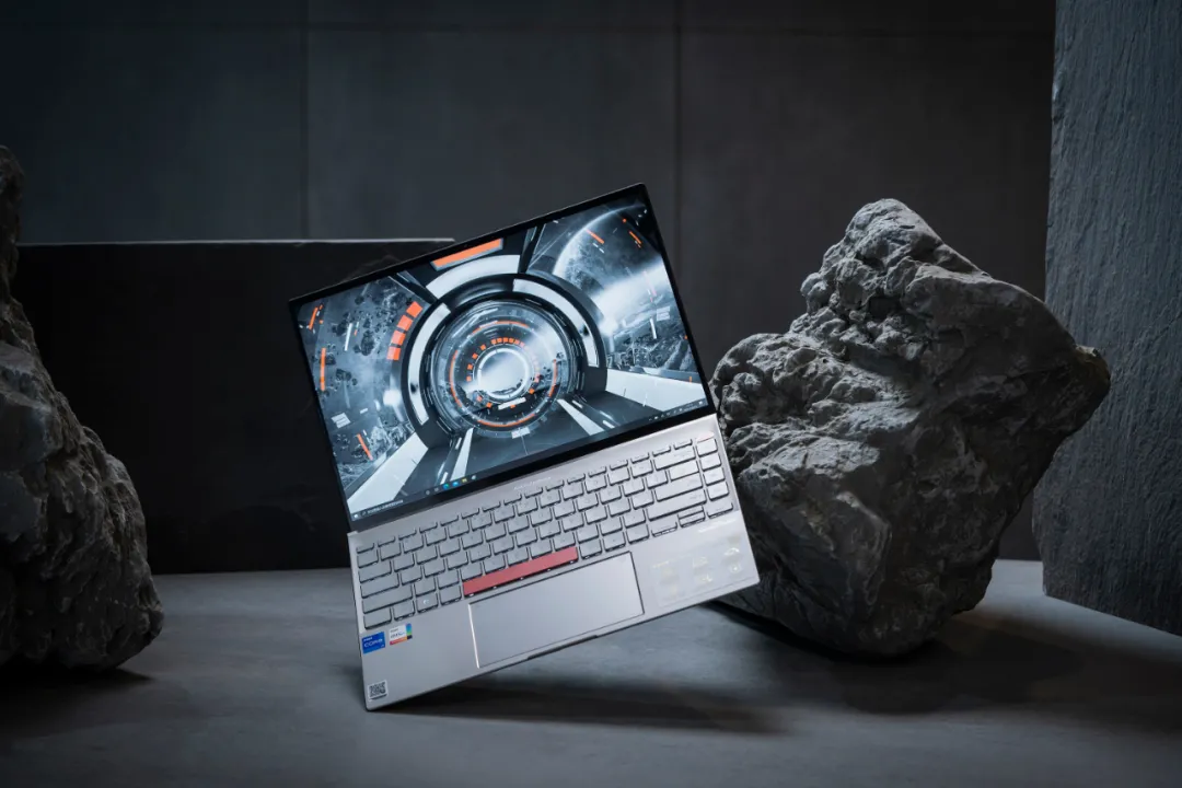 后盖搭载迷你副屏的轻薄本长啥样儿？华硕灵耀X 14体验点评