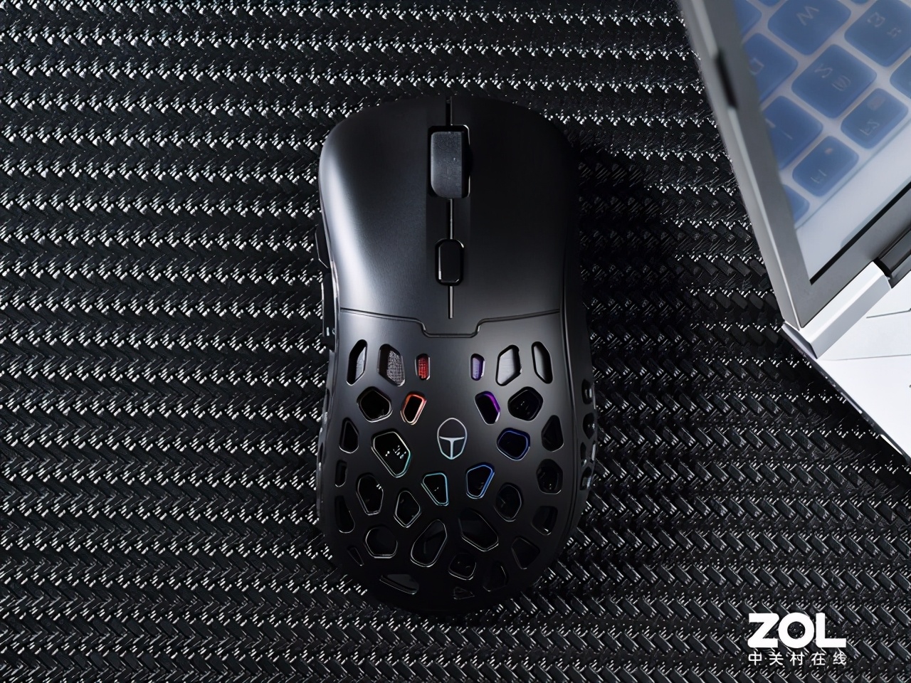 雷神幻鲨双模游戏鼠标评测 炫彩灯光 镂空外壳