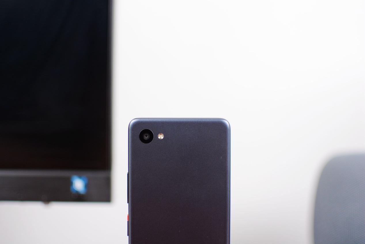 小米有品上线就爆款的全面屏手机：5英寸屏幕+修长机身，499元