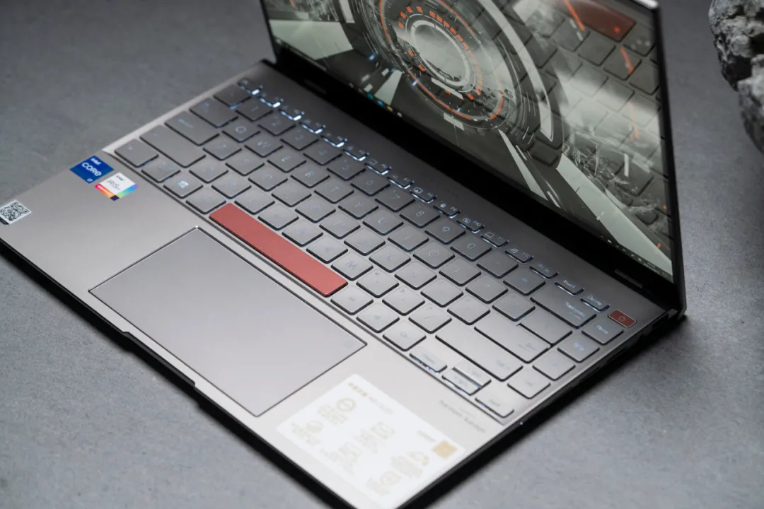 后盖搭载迷你副屏的轻薄本长啥样儿？华硕灵耀X 14体验点评