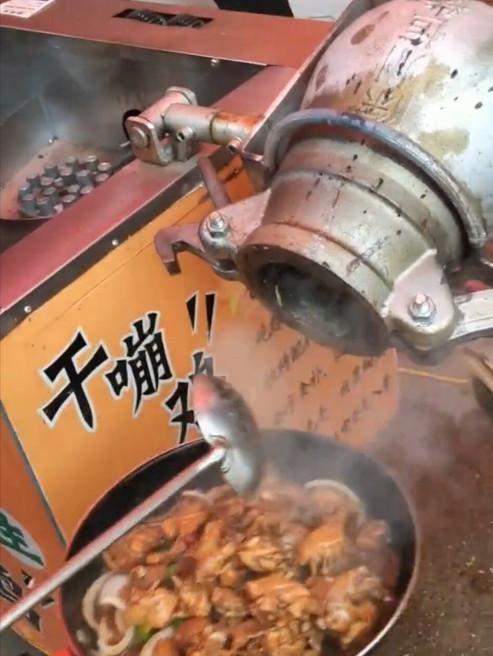 爆米花机不做爆米花，小夫妻用它做“干嘣鸡”，一锅卖40元真稀奇
