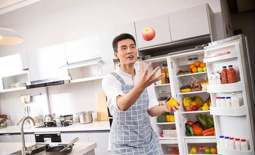 华凌冰箱体验：十字对开门大容量，一次囤满一周食材