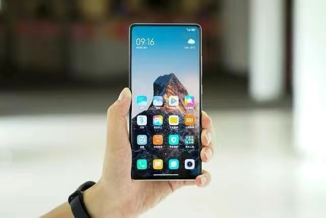 从6299跌至3899元，小米旗舰机迎来新低价，等等党又赢了