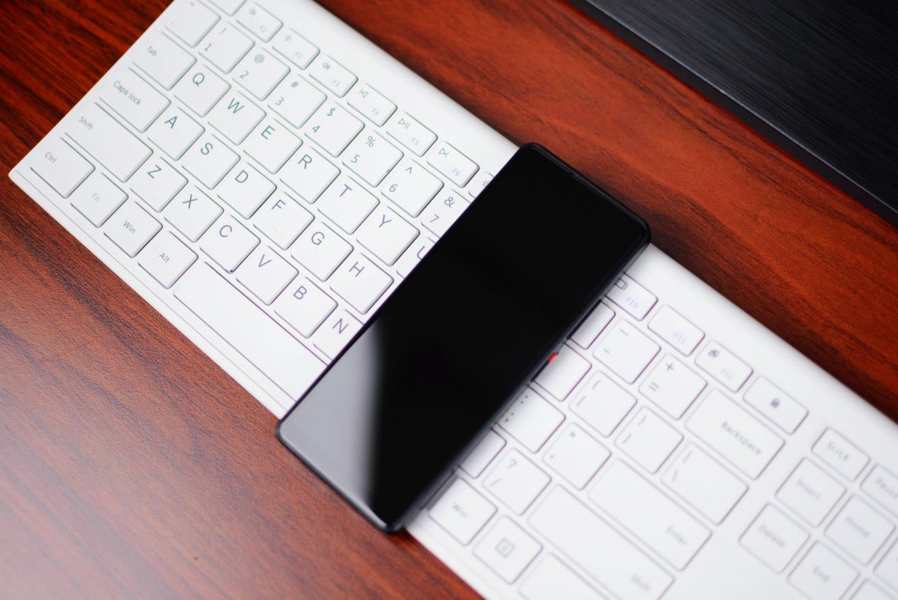 小米有品上线就爆款的全面屏手机：5英寸屏幕+修长机身，499元