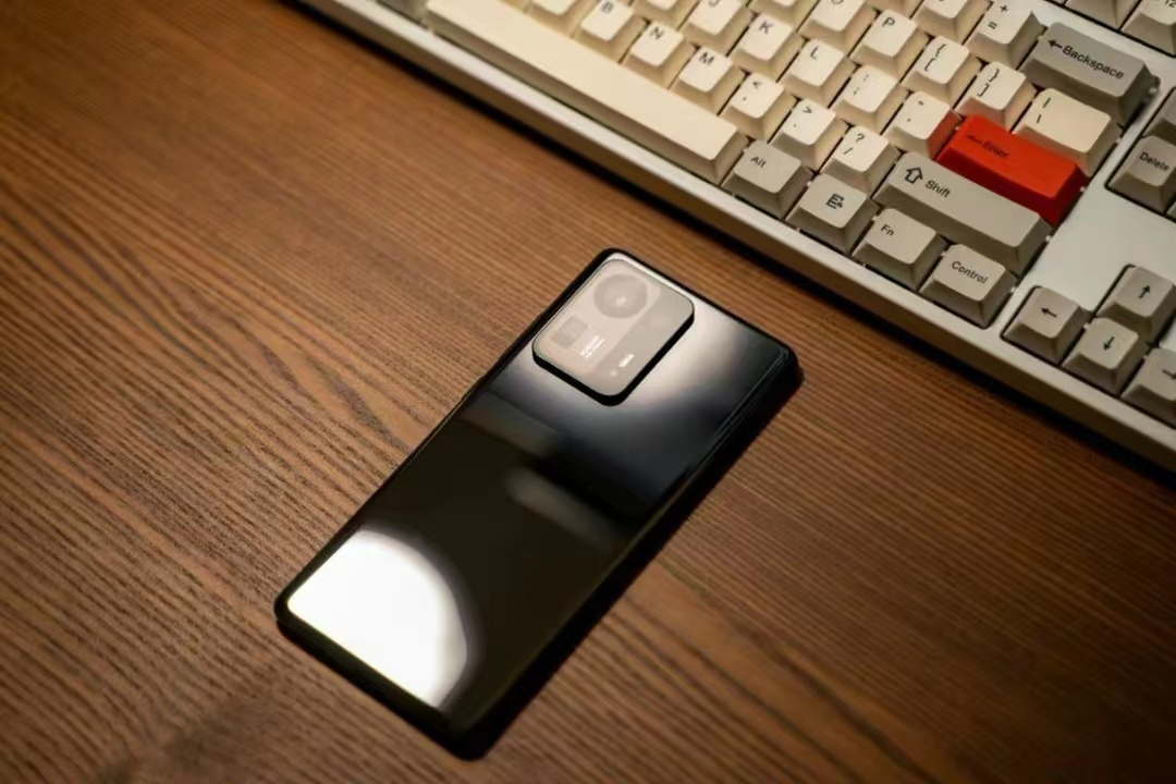 从6299跌至3899元，小米旗舰机迎来新低价，等等党又赢了