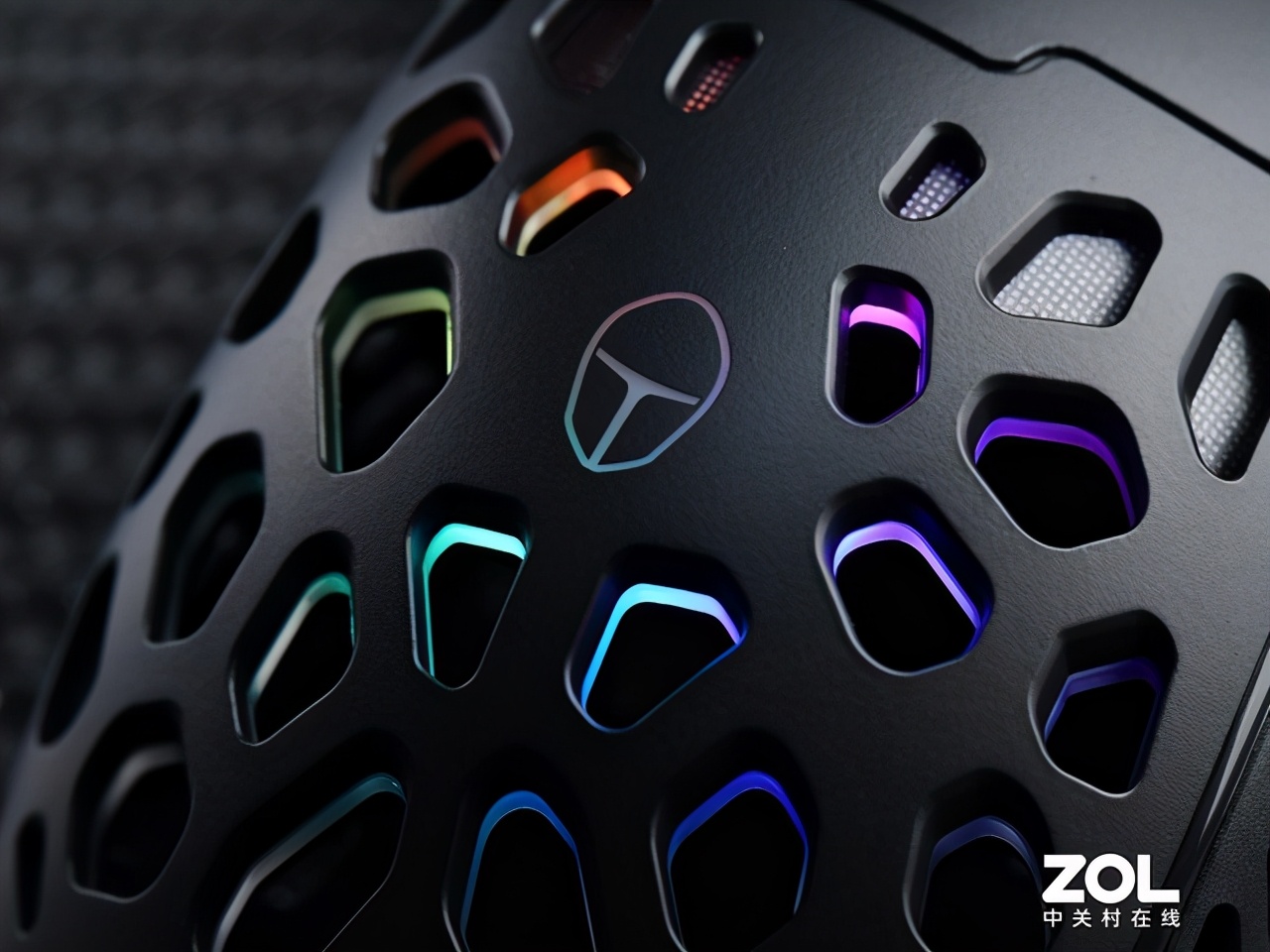 雷神幻鲨双模游戏鼠标评测 炫彩灯光 镂空外壳