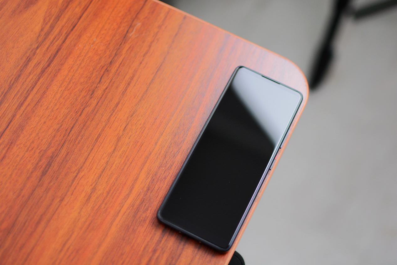 小米有品上线就爆款的全面屏手机：5英寸屏幕+修长机身，499元