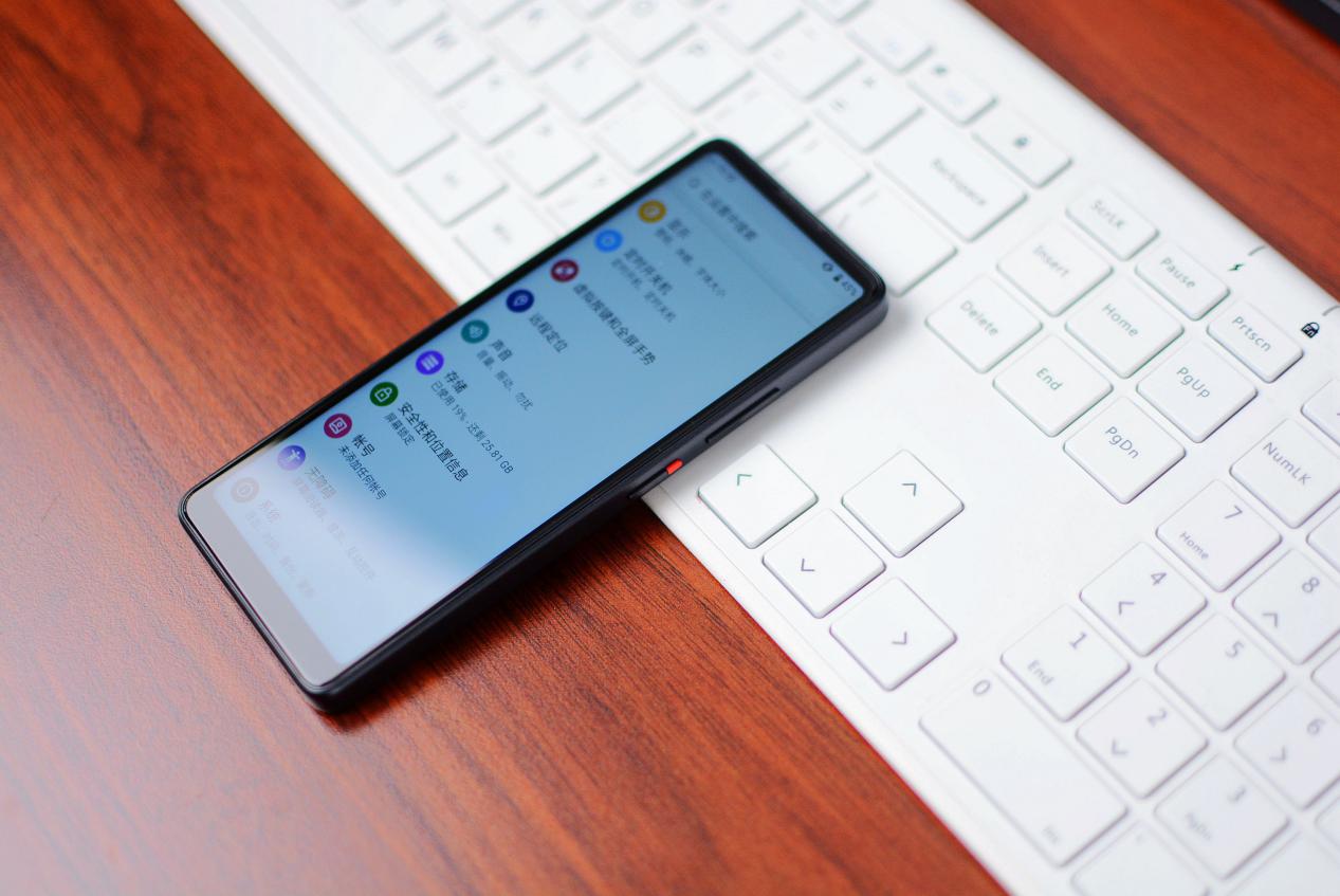 小米有品上线就爆款的全面屏手机：5英寸屏幕+修长机身，499元