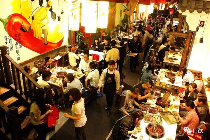 成都的夜生活，是由这涮在红油锅底的一根根签签串起来的！