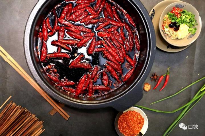 成都的夜生活，是由这涮在红油锅底的一根根签签串起来的！