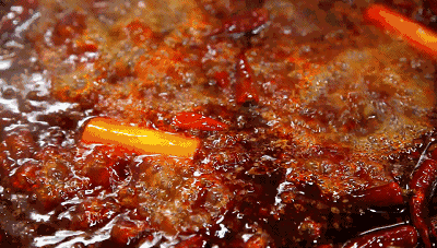 成都的夜生活，是由这涮在红油锅底的一根根签签串起来的！