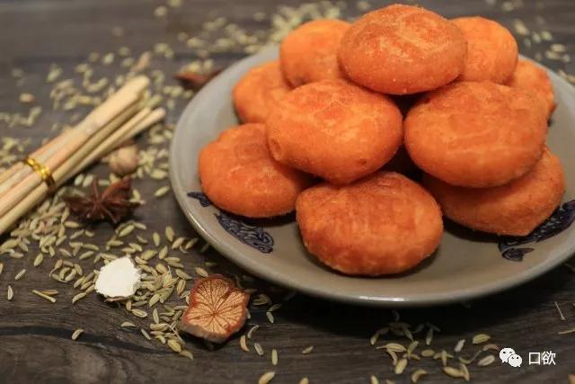 成都的夜生活，是由这涮在红油锅底的一根根签签串起来的！