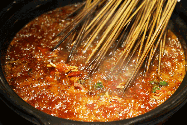 成都的夜生活，是由这涮在红油锅底的一根根签签串起来的！