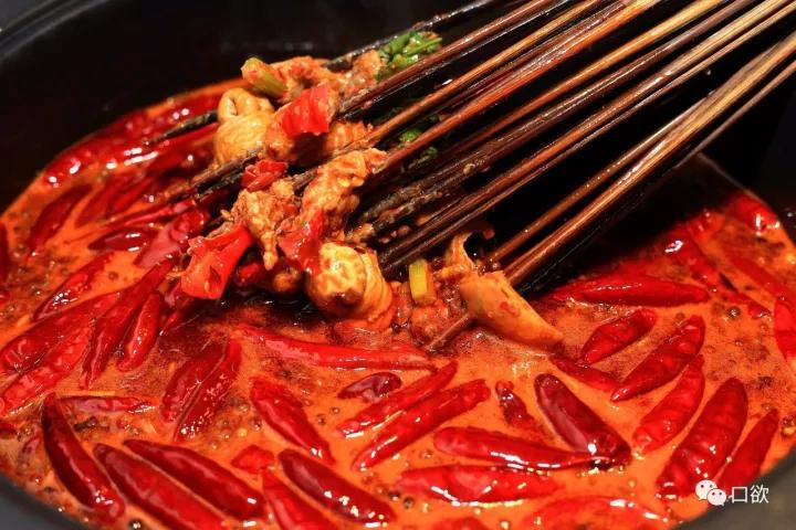 成都的夜生活，是由这涮在红油锅底的一根根签签串起来的！
