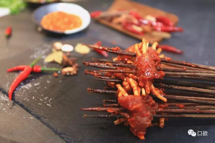 成都的夜生活，是由这涮在红油锅底的一根根签签串起来的！