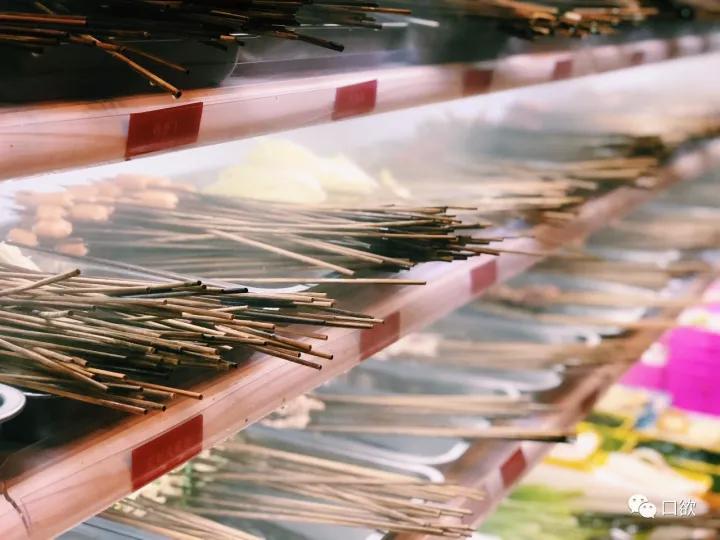 成都的夜生活，是由这涮在红油锅底的一根根签签串起来的！