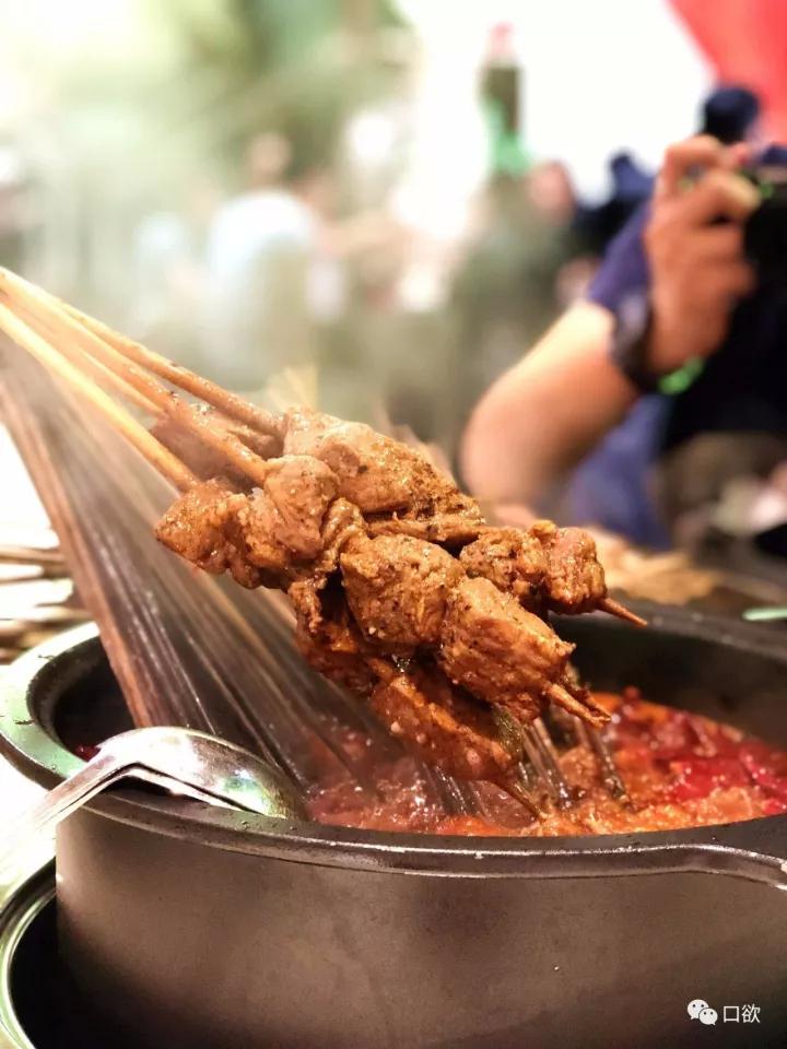 成都的夜生活，是由这涮在红油锅底的一根根签签串起来的！