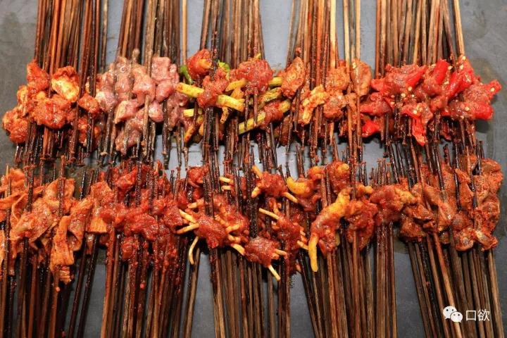 成都的夜生活，是由这涮在红油锅底的一根根签签串起来的！