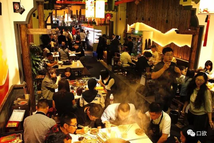 成都的夜生活，是由这涮在红油锅底的一根根签签串起来的！