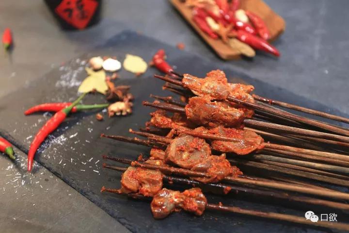 成都的夜生活，是由这涮在红油锅底的一根根签签串起来的！