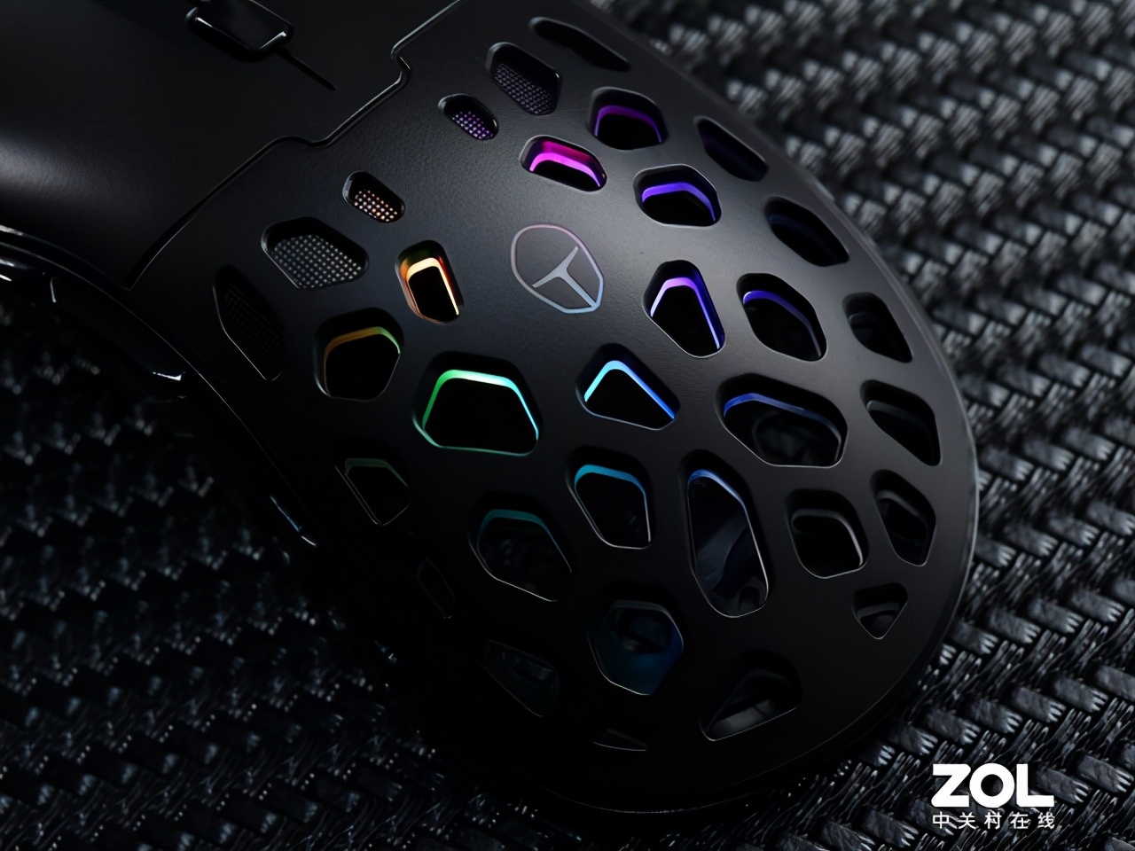 雷神幻鲨双模游戏鼠标评测 炫彩灯光 镂空外壳