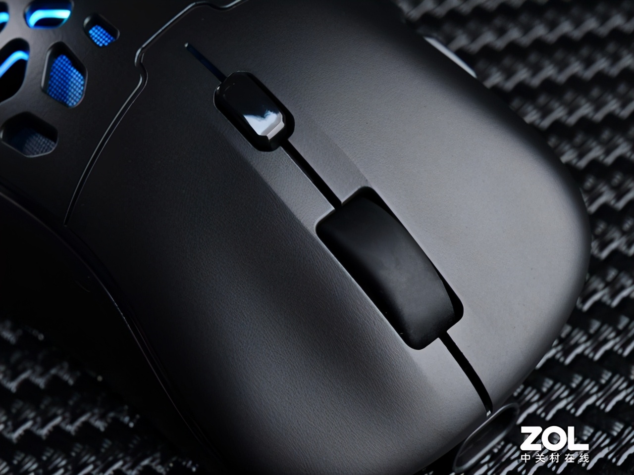 雷神幻鲨双模游戏鼠标评测 炫彩灯光 镂空外壳
