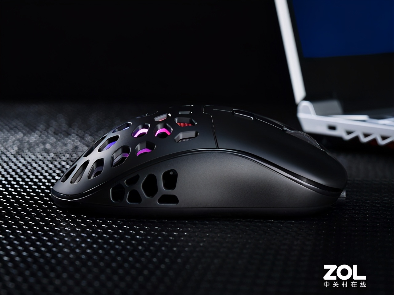 雷神幻鲨双模游戏鼠标评测 炫彩灯光 镂空外壳